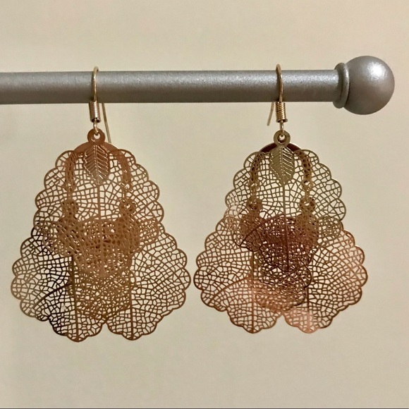 🪴4/$20 Earrings and pendant set - Picture 2 of 4